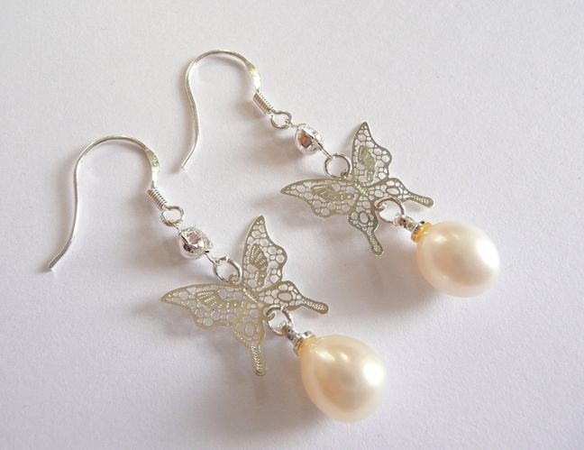 Náušnice s mořskými perlami bílé s motýlem 316
