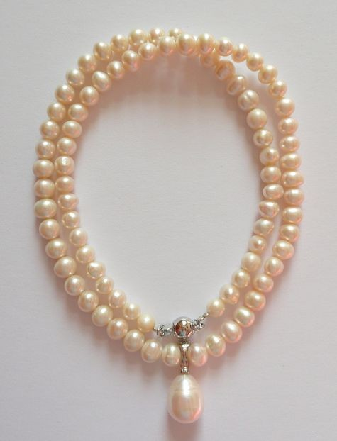 Náhrdelník z mořských perel s perlou uprostřed 300